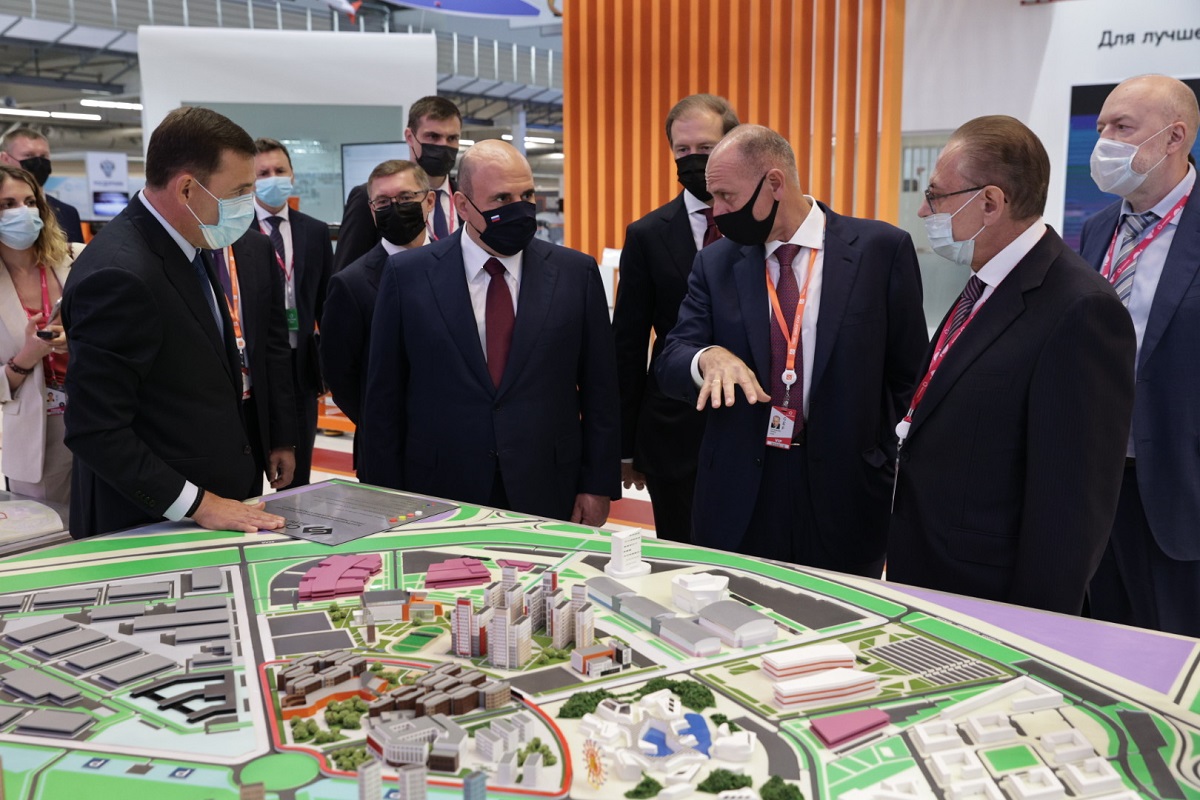 Председатель правительства РФ посетил стенд ТМК и Группы Синара на выставке ИННОПРОМ-2021