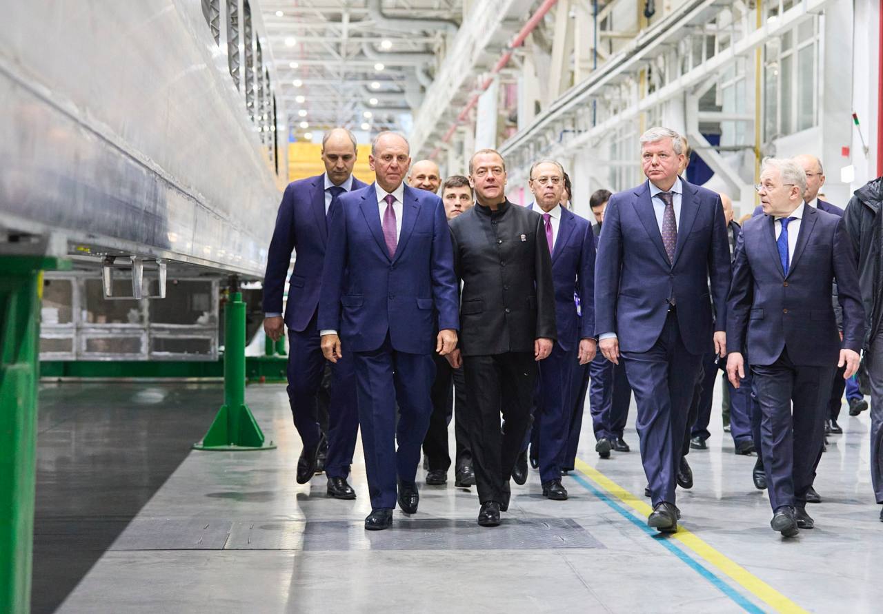 Дмитрий Медведев ознакомился с процессом создания высокоскоростного поезда для ВСМ