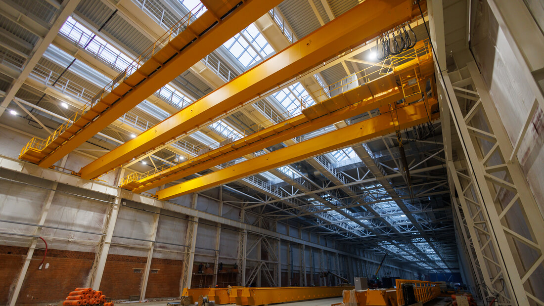 В самом большом корпусе комплекса по производству поездов для ВСМ начался монтаж кран-балок