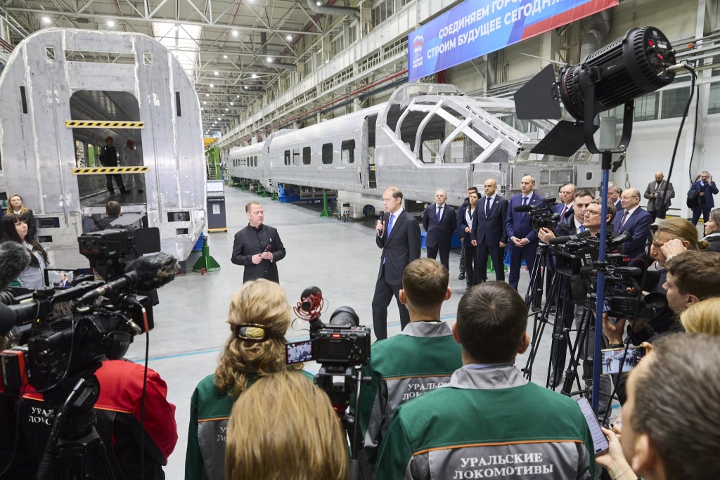 На площадке «Уральских локомотивов» состоялась встреча Дмитрия Медведева и Заместителя председателя Правительства РФ Дениса Мантурова с работниками завода На площадке «Уральских локомотивов» состоялась встреча Дмитрия Медведева и Заместителя председателя Правительства РФ Дениса Мантурова с работниками завода