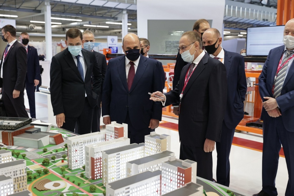 Премьер-министр осмотрел масштабные макеты застройки района Новокольцовский и Деревни Универсиады-2023